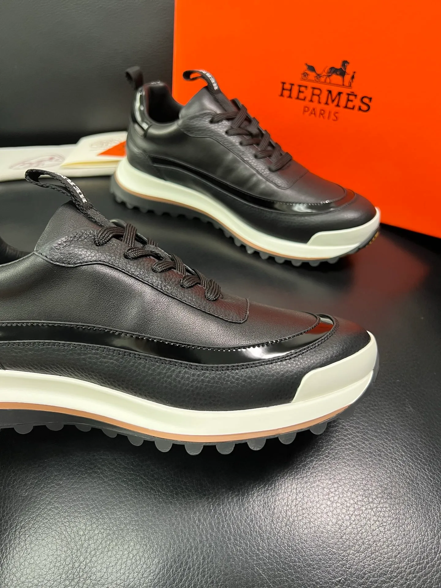 Men's shoes 💰800 Hermes top purchasing Hermes counters are on sale simultaneously with original factory configuration, original cowhide fabrics imported from Italy, high-quality splicing technology, fully imported water-dyed cowhide linings, soles: original soles specially provided by the factory are super comfortable, the original factory follows the order and high quality, you can enter and exit the counter at will, welcome to compare at the counter, code number 39-44 (customized 38 45) 85863